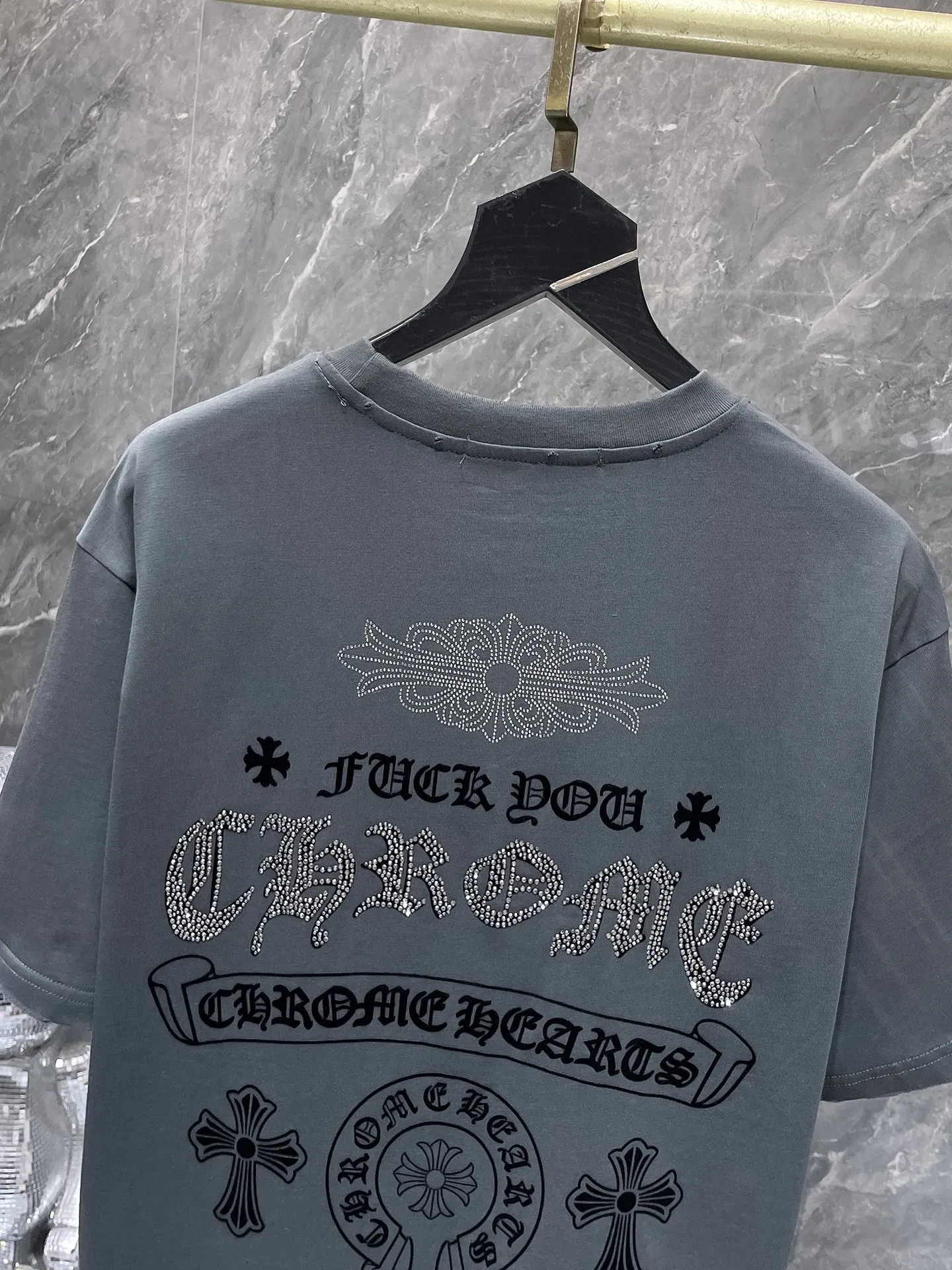 P170 New Chrome Hearts 25ss engraved film hot diamond version High weight environmentally friendly high-quality top fabric 280g Heavy hot diamond horseshoe Sanskrit letter cross short sleeves counter synchronization 1:1 replica version Recommended color: black white code number: S, M, L, X